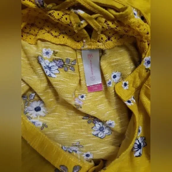 Yellow floral No Boundaries blouse - Picture 2 of 4